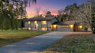 2835 Laurel St S, Cambridge, MN 55008