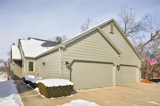 3713 Oak Creek Place, West Des Moines, IA 50265