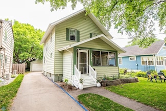 1328 6th St S, Fargo, ND 58103