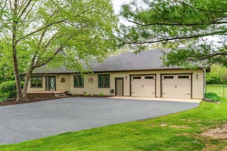 4308 Miller Oaks Dr, McHenry, IL 60051