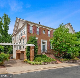 1868 Amberwood Manor Ct, Vienna, VA 22182