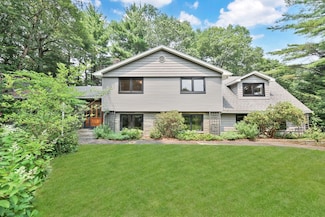 8 Fox Hill Dr, Wilbraham, MA 01095