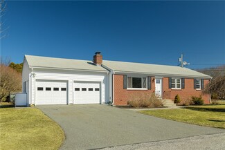 32 Evergreen Dr, Portsmouth, RI 02871