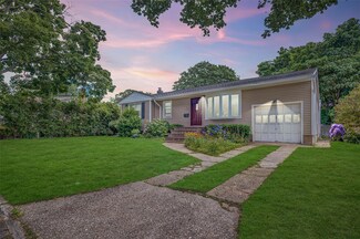 35 Anna St, Bay Shore, NY 11706