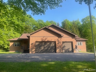 737 Grove St, Marquette, MI 49855