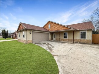 1828 S C St, Rogers, AR 72756