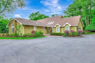 11 Wandering Way, Smithtown, NY 11787