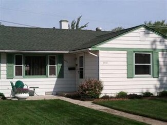 9016 S Corcoran Rd, Hometown, IL 60456