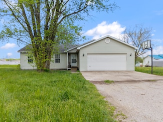 241 Elm St, Washburn, MO 65772