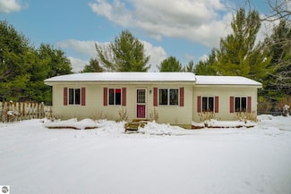 20341 White Oak Ct, Lake Ann, MI 49650