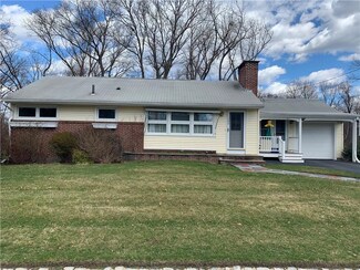 288 Lawnacre Dr, Cranston, RI 02920