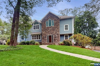 87 Skytop Dr, Mahwah, NJ 07430