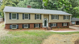 2421 Merrimont Dr, Winston Salem, NC 27106