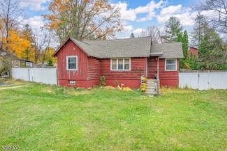 91 Breakneck Rd, Highland Lakes, NJ 07422