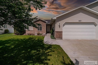 927 Clara Ct, Ammon, ID 83406