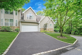 15 Arielle Ct, Islandia, NY 11749