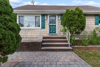 18 Westbury Rd, Iselin, NJ 08830