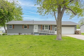 720 W 5th St, Winthrop, MN 55396