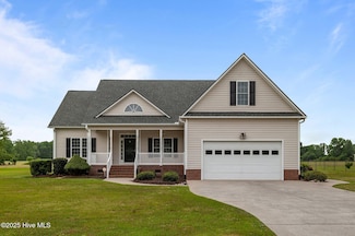 2560 Plumosa Dr, Grimesland, NC 27837