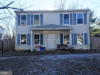 5566 Saint Charles Dr, Woodbridge, VA 22193