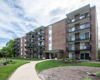5S040 Pebblewood Ln Unit W503, Naperville, IL 60563