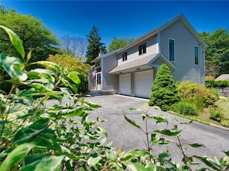 23 Fesser Ave, Bristol, RI 02809