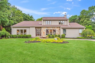 20 Annandale Rd, ComMacK, NY 11725