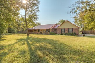 1000 E 8th St, Chouteau, OK 74337