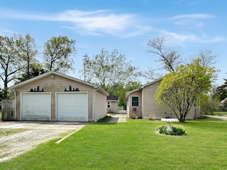 3268 Serpentine Dr, Momence, IL 60954