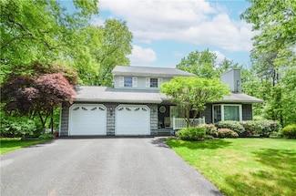 136 Tanbark Ln, Tannersville, PA 18372