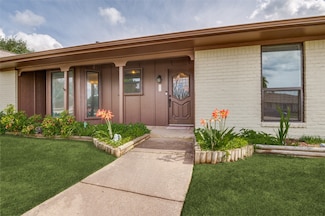 2800 Peachtree Ln, Pantego, TX 76013