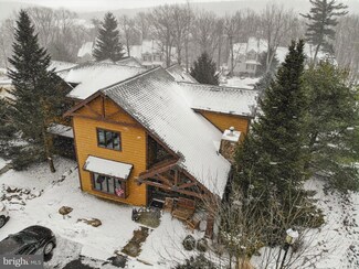 10 Woodbluff Ct, Lake Harmony, PA 18624