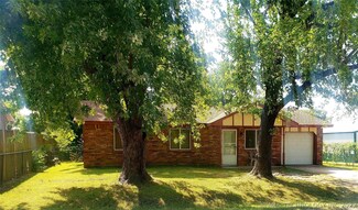 309 N Howey St, Chouteau, OK 74337