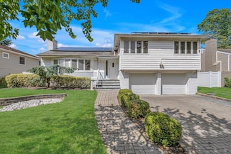 240 Somerset Dr, Hewlett, NY 11557