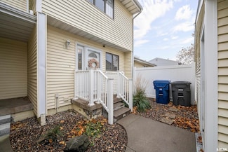 3161 Willowwood Dr, Bettendorf, IA 52722