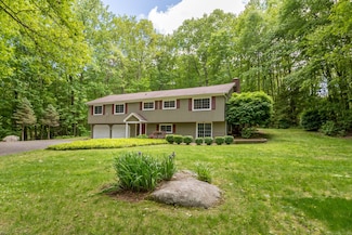 4 Leopard Dr, Sandy Hook, CT 06482