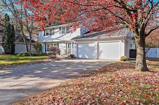 404 Stonehedge Rd, Green Bay, WI 54302