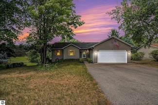 1564 Green Lawn Dr, Grawn, MI 49637