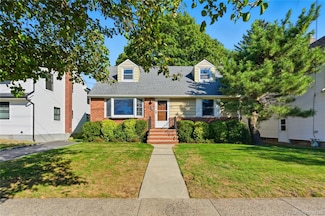 65 Grant Ave, Albertson, NY 11507