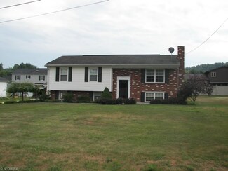 1320 Parkview Dr, Wellsville, OH 43968