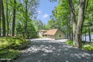 37 Rockpoint Ct, the Hideout, PA 18436