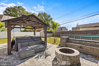 22 Green Lynne Dr, Levittown, PA 19057