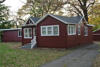 1414 73rd St, Windsor Heights, IA 50324
