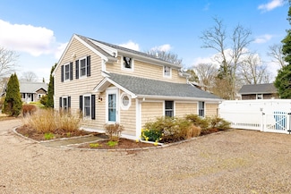 39 Oakwood Ave, Falmouth, MA 02540