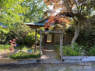 33 Summit Ln, Newland, NC 28657