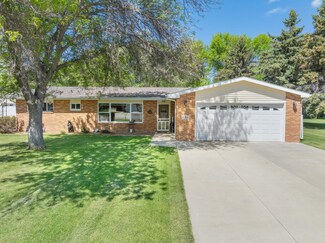 520 36th St SW, Minot, ND 58701