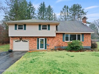 15 Cloverleaf Dr, Ballston Lake, NY 12019