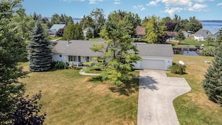 102 Phoxy Ln, Indian River, MI 49749