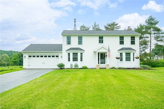 92 Old Mill Rd, Farmington, NY 14425