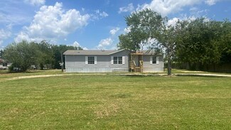 222 Camelot Ln, Navasota, TX 77868